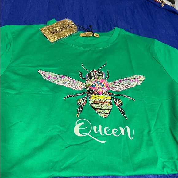 Vinizbena Emerald Queen Graphic Tee - Picture 3 of 4